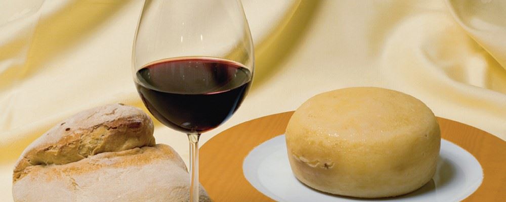 Wine and cheese from the Alentejo region