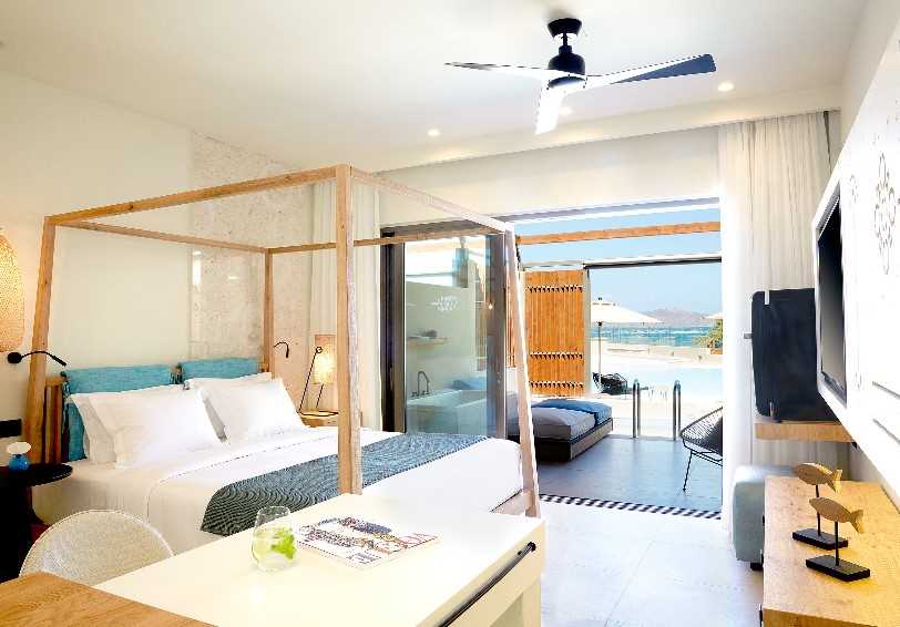 Upbeat Retreat with plunge pool and sea view