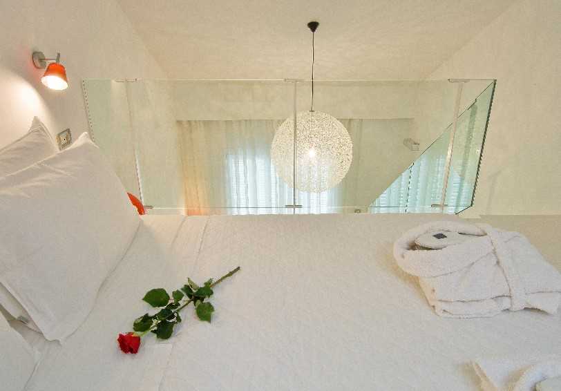 Modern 2 Level Premium Art Suite, Perantzada Hotel, Kioni, Ithaca