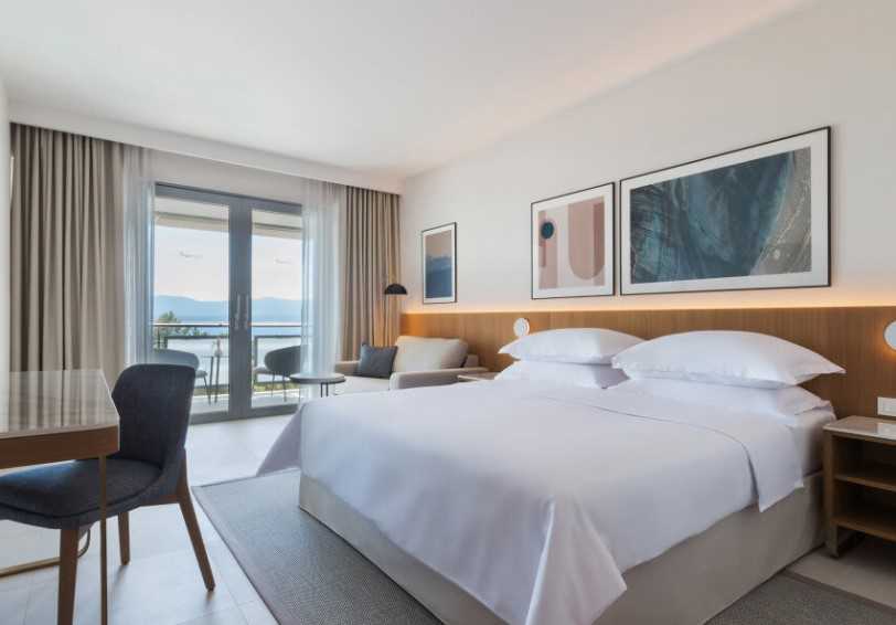 Superior Room with balcony and side sea view