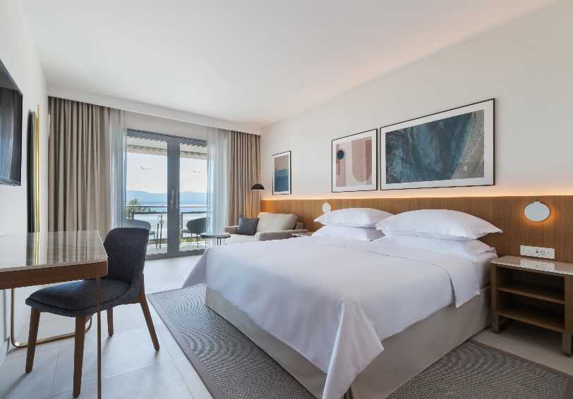 Superior Room with balcony and side sea view