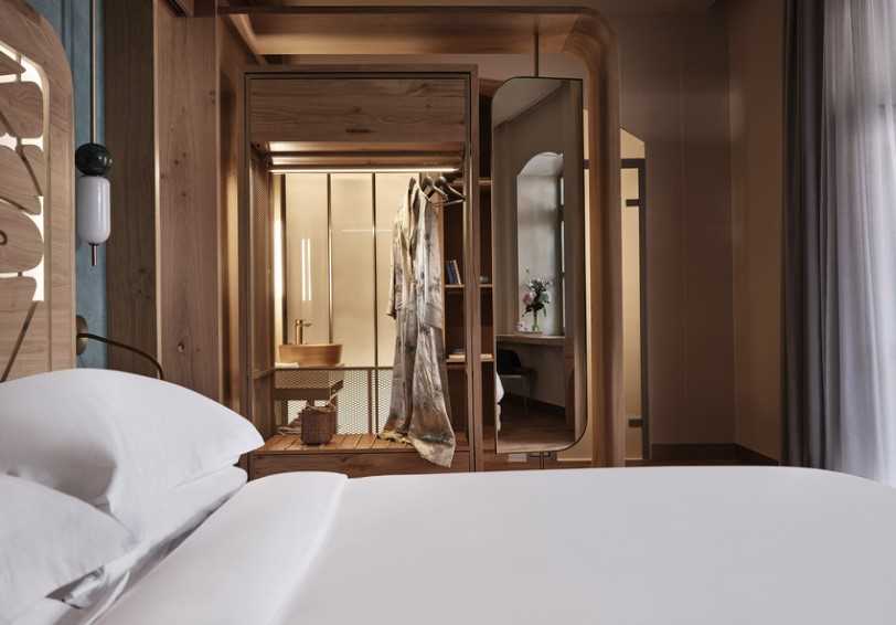 Consul Suite with Living Room and Outdoor Jacuzzi