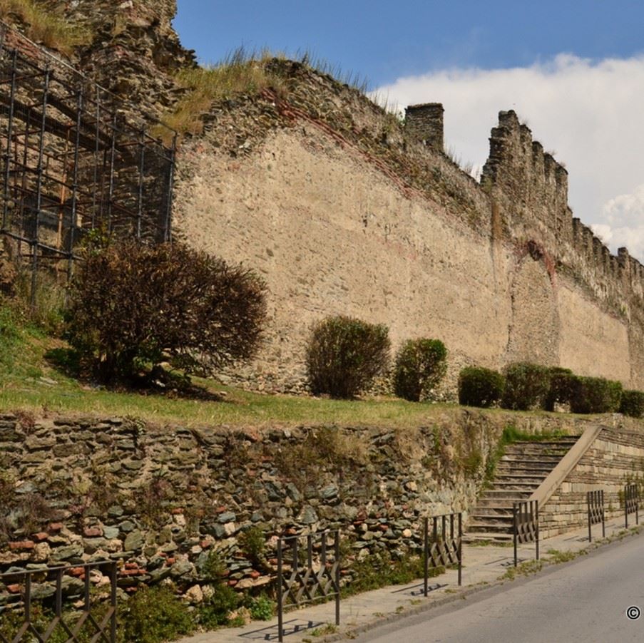 Curtain walls in the Upper Town