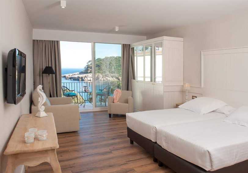 Double Room with terrace/balcony and sea view