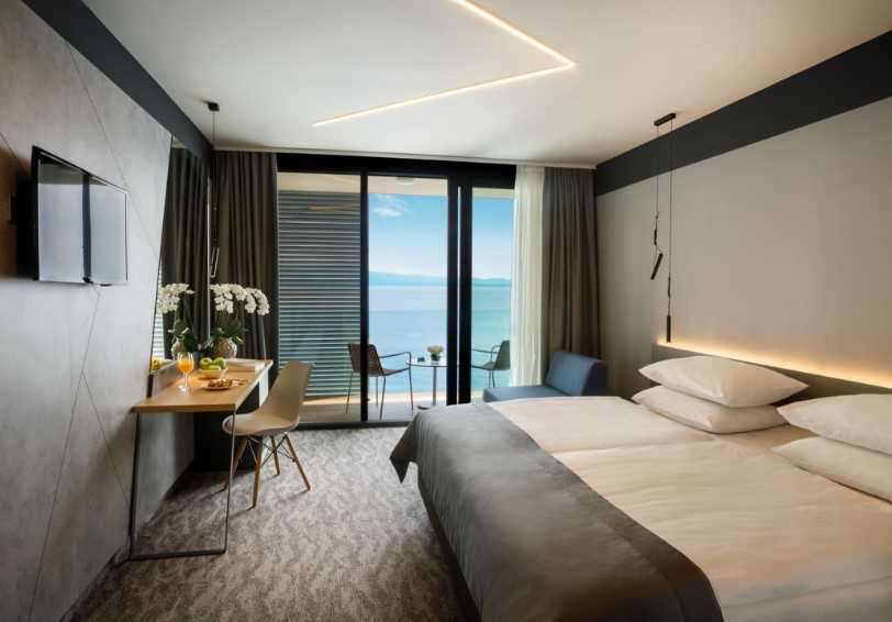 Superior room with side sea view and balcony