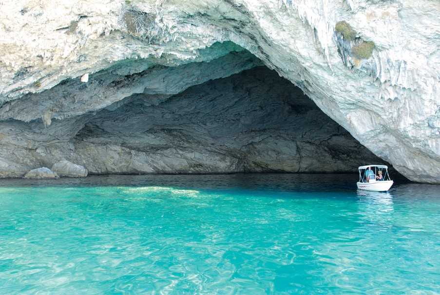 Papanikolis Cave