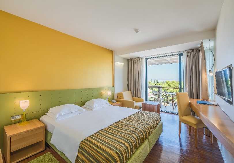 Superior Double Room with balcony and side sea view